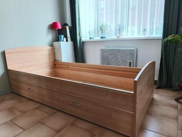 Bed met lade, nachtkastje en commode beschikbaar voor biedingen