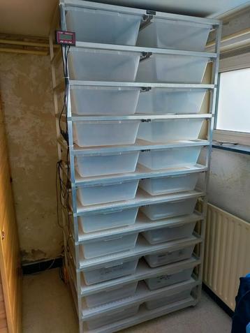 Aluracks V28 rack 10 lagen + 2 lagen V70 = 24 bakken totaal beschikbaar voor biedingen