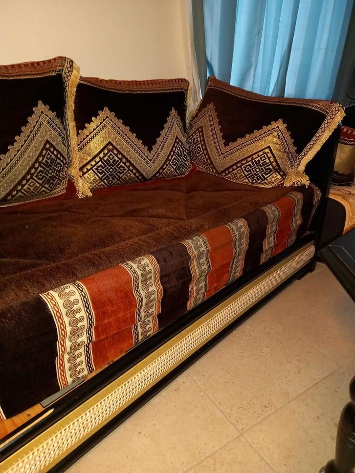 Sedari marocain de 6,50 mètres avec boîte et table et 2 tiss, Antiquités & Art, Antiquités | Meubles | Lits, Enlèvement