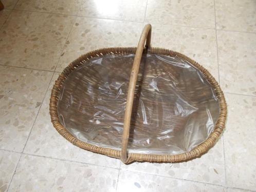 Panier en osier vintage fait main., Huis en Inrichting, Woonaccessoires | Schalen en Manden, Zo goed als nieuw, Mand, Ovaal, Riet