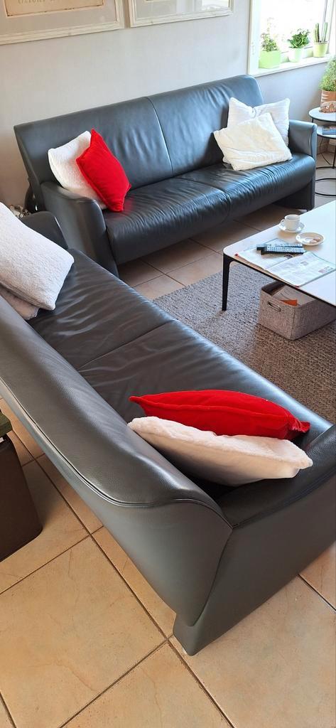 2 identieke lederen zetels 3-zit koinor antraciet, Maison & Meubles, Canapés | Sofas & Chaises Longues, Cuir, Enlèvement