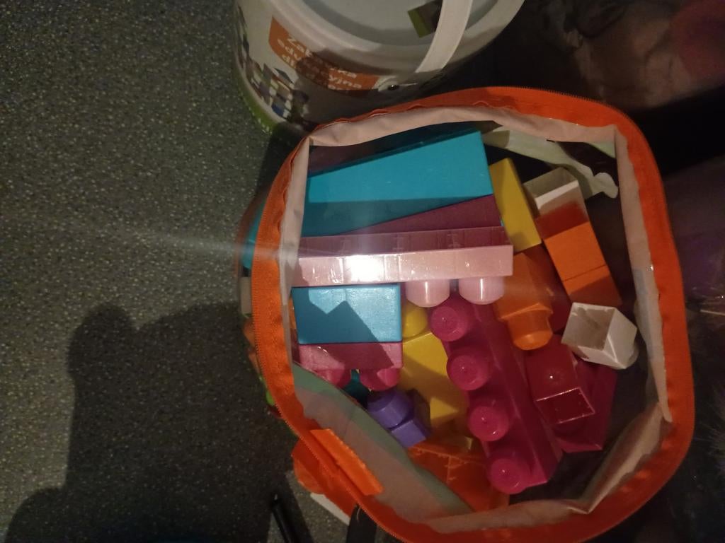 Twee zakken bouwblokken, Enlèvement