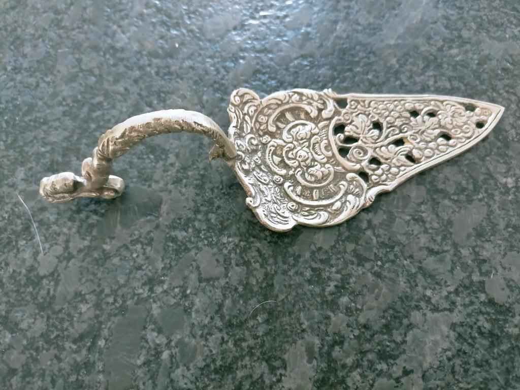 Pelle à tarte perforée vintage fabriquée en Italie - 16 cm, Antiquités & Art, Antiquités | Couverts, Enlèvement