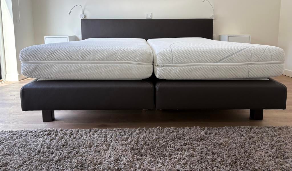 Bed 180 x 200 cm - bruin kunstleder GRATIS !!, Maison & Meubles, Chambre à coucher | Lits boxsprings, Utilisé, 180 cm, 200 cm