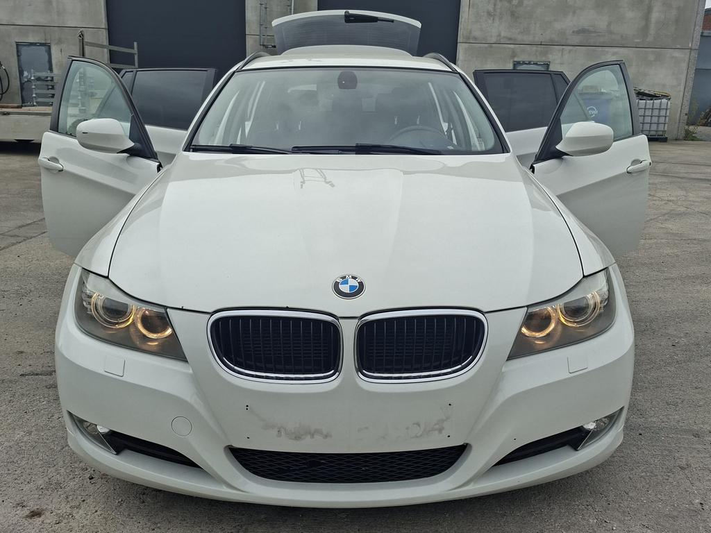 BMW 318i Touring (2011), Autos, BMW, Euro 5, Achat, Boîte manuelle, Noir