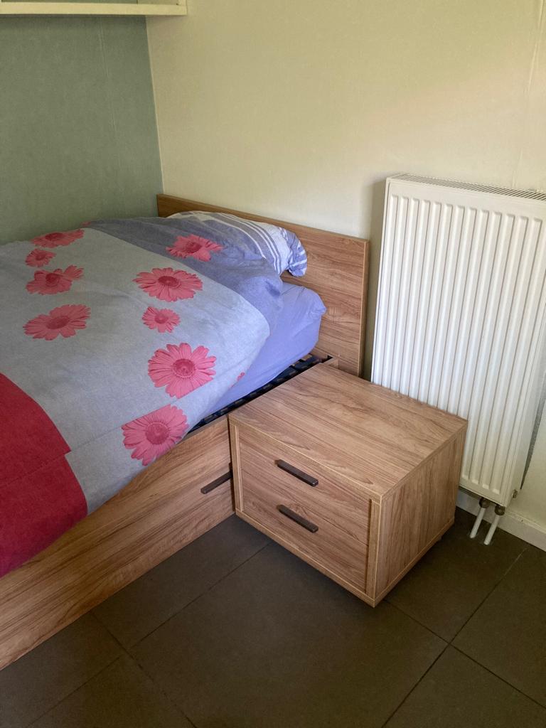 Gratis eenpersoonsbed met lade + nachtkastje. Weg voor 24/4, Ophalen, Eenpersoons