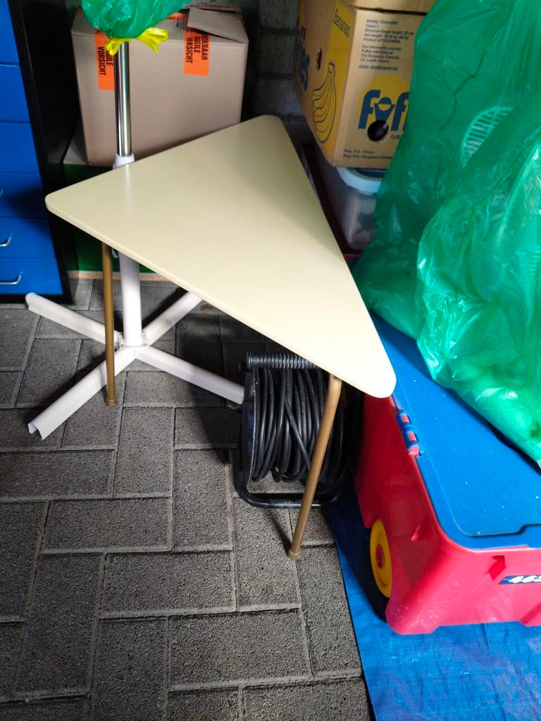 Hoek bijzettafeltje, Ophalen