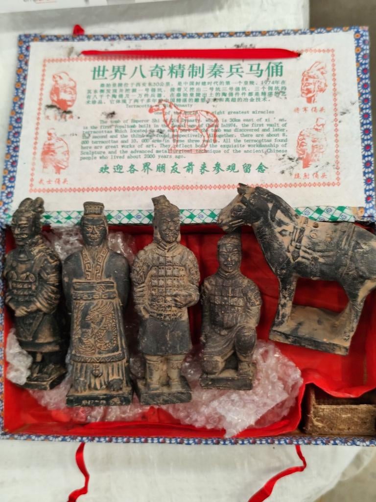 Figurines chinoises, Enlèvement ou Envoi