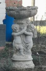 Stenen bloempot op sokkel met engelen, Enlèvement