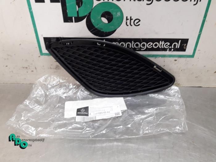 Afdekplaat mistlamp links van een Mercedes CLA (CLA-Klasse 1, Auto-onderdelen, Verlichting, Mercedes-Benz, Nieuw, 3 maanden garantie