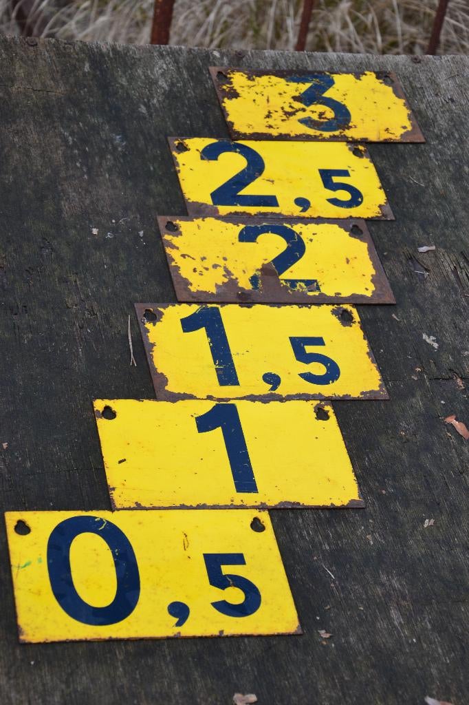 oude metalen meetplaatjes van een sluis, Ophalen