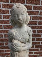 Antiek tuinbeeld Sneeuwwitje/meisje met vogel op sokkel, Enlèvement, Utilisé, Homme