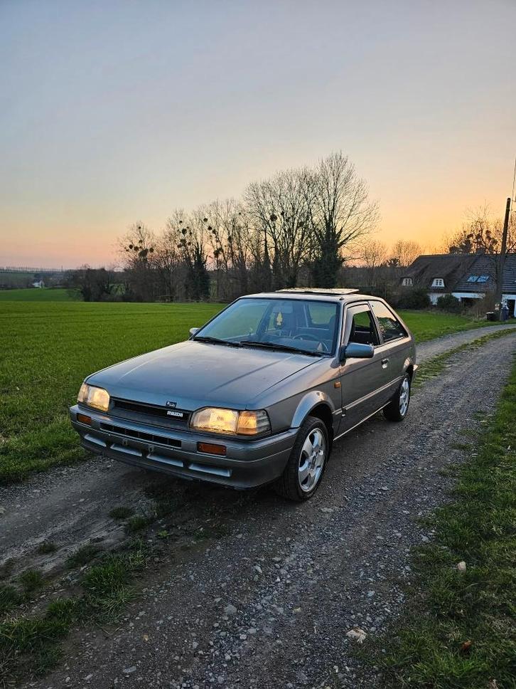 Mazda 323 uit 1989, Auto's, Mazda, Particulier, Benzine, Stadsauto, 3 deurs, Handgeschakeld, Zilver of Grijs, Grijs, Voorwielaandrijving