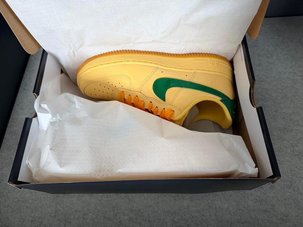 NIKE AIR FORCE 1 - TOPAAS GOUD - 42,5, Ophalen of Verzenden, Zo goed als nieuw