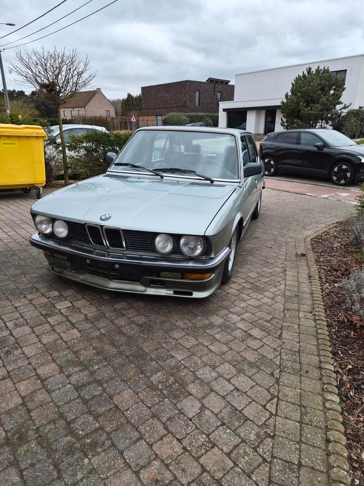 BMW E28 520i 08/1983, Autos, BMW, Particulier, Série 5, Verrouillage central, Vitres électriques, Essence, Boîte manuelle, Noir