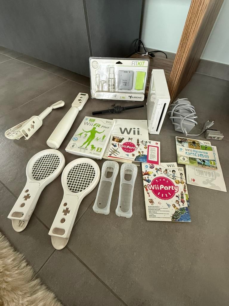 Wii + 3 spellen (Wii Sports, Wii Party, Wii Fit Plus), Games en Spelcomputers, Spelcomputers | Nintendo Wii, Gebruikt, Zonder controller