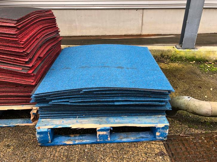 30m2 lot blauwe tapijttegels, Articles professionnels, Aménagement de Bureau & Magasin | Mobilier de bureau & Aménagement, Enlèvement