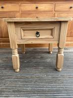 Klein tafeltje, Huis en Inrichting, Tafels | Bijzettafels, Gebruikt, Grenen, 55 tot 75 cm, Hout