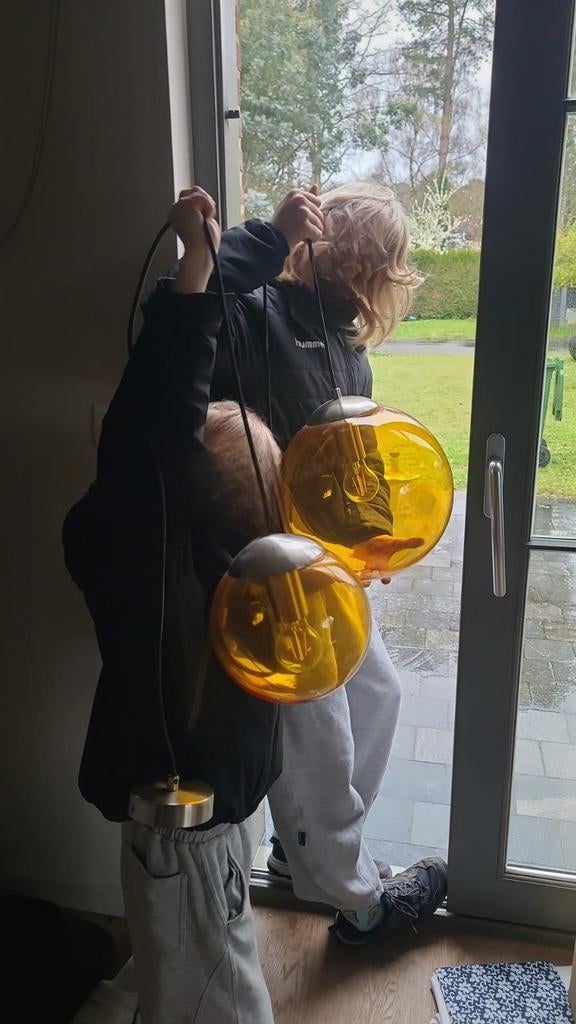 Verlichting, apparte gele licht bollen.