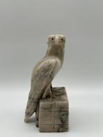 Aigle en albâtre, Enlèvement ou Envoi