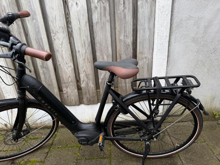 Gazelle Grenoble C8 2023 - 3400 KM - Met Lader, Fietsen en Brommers, Elektrische fietsen, Zo goed als nieuw, Gazelle, 51 tot 55 cm