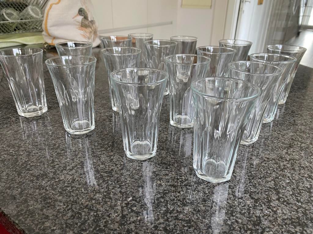 22 verres assortis, Enlèvement, Utilisé