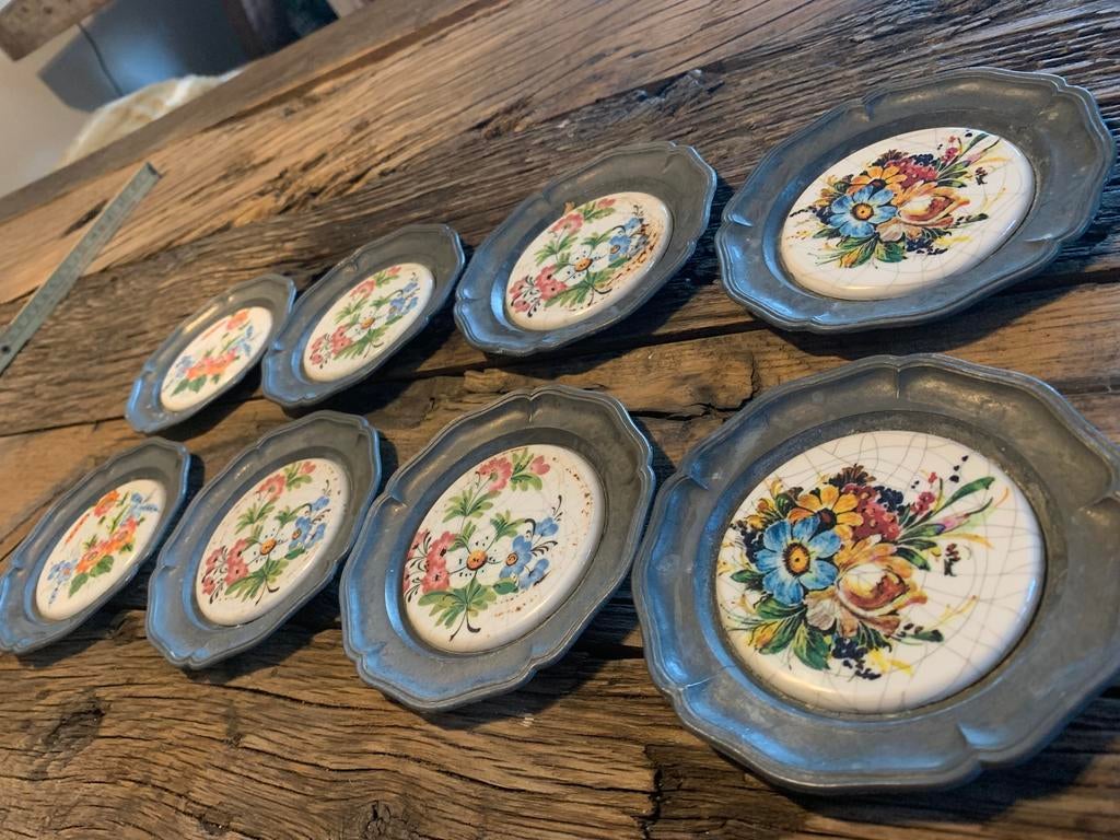 8 assiettes vintage en étain avec incrustation peinte, Enlèvement ou Envoi, Comme neuf