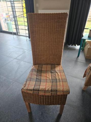 6 riten stoelen met kussen beschikbaar voor biedingen