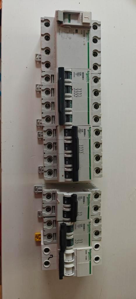 Schneider differentieel en zekeringen, Hobby en Vrije tijd, Elektronica-componenten, Gebruikt, Ophalen