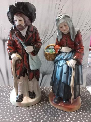 2 statues en porcelaine brocante. Les deux sont impeccables.