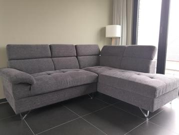 Donkergrijze hoekzetel beschikbaar voor biedingen