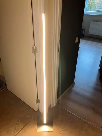 Moderne vloerlamp beschikbaar voor biedingen