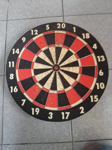 dartsblok met pijltjes beschikbaar voor biedingen
