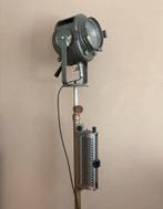 Vintage industriele theaterspot op origineel statief, Huis en Inrichting, Ophalen, Gebruikt, Metaal of Aluminium, Vloerspot of Grondspot