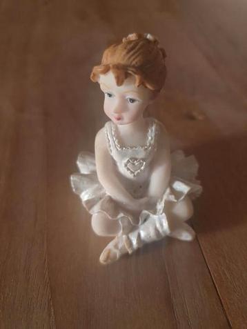 Ballerina zittend beschikbaar voor biedingen