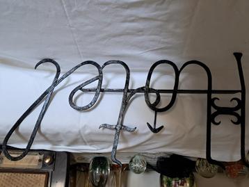 Oud hotelbord beschikbaar voor biedingen