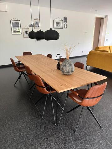 Massieve eettafel 300x100 + 8 stoelen in topstaat beschikbaar voor biedingen