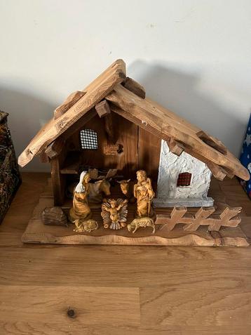 Oude houten kerststal met beeldjes beschikbaar voor biedingen