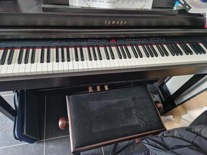 Piano Yamaha clavinova met bank, Muziek en Instrumenten, Piano's, Zo goed als nieuw, Piano, Zwart, Digitaal, Ophalen