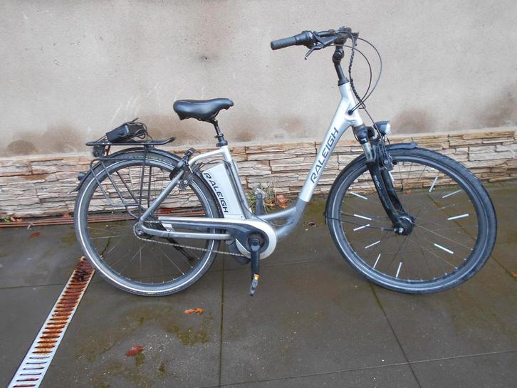 Te koop E damesfiets RALEIGH met middenmoter in goede staat, Fietsen en Brommers, Elektrische fietsen, Zo goed als nieuw, Overige merken
