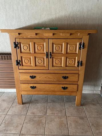 2 Dressoirs + eettafel en 6 stoelen beschikbaar voor biedingen