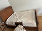 bed, Ophalen, Gebruikt, Bruin, Grootmoeders stijl. Vol hout