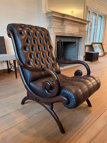 Antieke leren fauteuil met capitonnage, luxueuze uitstraling disponible aux enchères