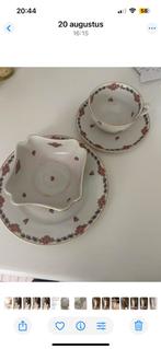 Vaisselle en porcelaine blanche à décor de fleurs, Enlèvement