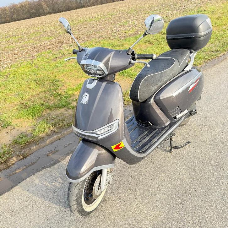 a klasse GTS  scooter , met papieren ,, Fietsen en Brommers, Snorfietsen en Snorscooters, Gebruikt, Overige merken, Benzine, Ophalen of Verzenden