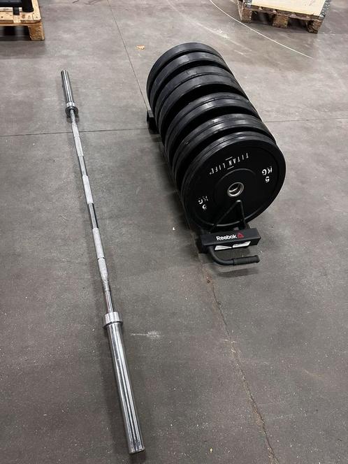 140kg Bumperplates + Barbell 220cm en opbergrek, Sports & Fitness, Équipement de fitness, Utilisé, Plaques d'haltères, Enlèvement