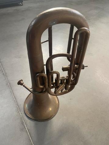 Tuba voor opmaak of decoratie beschikbaar voor biedingen