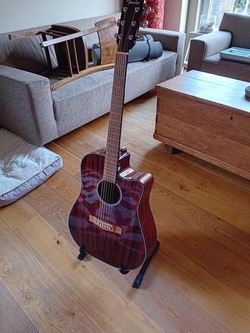 Electro-akoestische gitaar beschikbaar voor biedingen