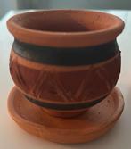 2 Handgemaakte Terracotta potjes met schoteltjes, Antiek en Kunst, Ophalen of Verzenden