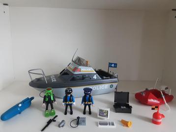 Bateau de police Playmobil avec plongeur et zodiac